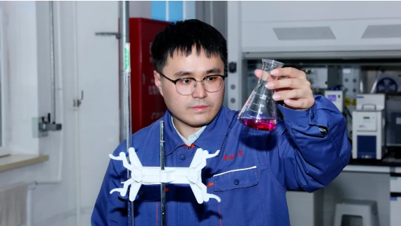 2 陈浩在实验室内进行工艺实验.jpg